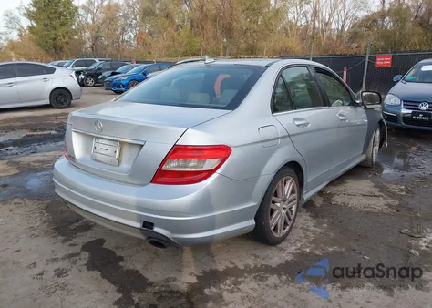 2008 Mercedes-Benz C 300 Luxury/Sport z USA, uszkodzony, nr VIN WDDGF54X28F101119